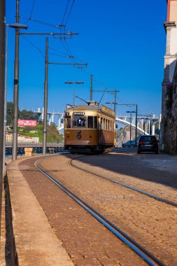 Güzel bir bahar gününde Porto şehir merkezinde geleneksel tramvay.