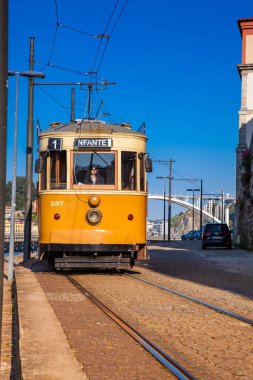 Güzel bir bahar gününde Porto şehir merkezinde geleneksel tramvay.