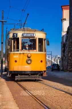 Güzel bir bahar gününde Porto şehir merkezinde geleneksel tramvay.
