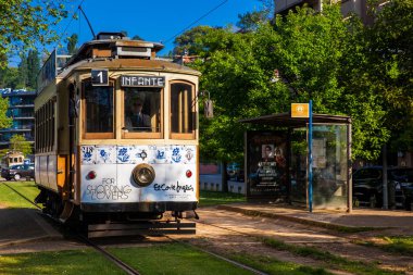 Güzel bir bahar gününde Porto şehir merkezinde geleneksel tramvay.