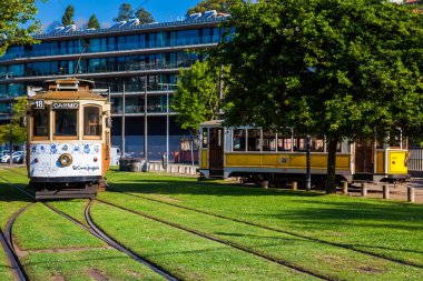 Güzel bir bahar gününde Porto şehir merkezinde geleneksel tramvay.