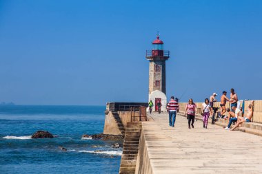 1886 'da inşa edilen tarihi Felgueiras Deniz Feneri' nde ve Porto şehrindeki Douro Nehri ağzında güzel bir bahar günü.