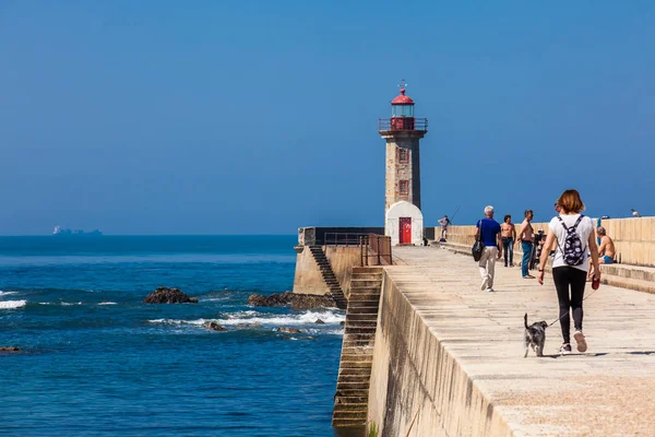 Belle journée de printemps au phare historique de Felgueiras construit en 1886 et situé à l'embouchure de la rivière Douro dans la ville de Porto — Photo