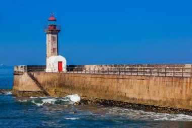 1886 'da inşa edilen tarihi Felgueiras Deniz Feneri' nde ve Porto şehrindeki Douro Nehri ağzında güzel bir bahar günü.