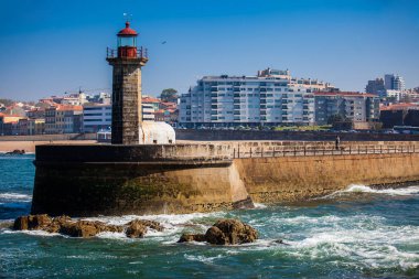 1886 'da inşa edilen tarihi Felgueiras Deniz Feneri' nde ve Porto şehrindeki Douro Nehri ağzında güzel bir bahar günü.