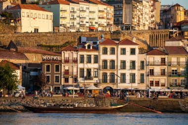 Vila Nova de Gaia manzarası, geleneksel tekneler ve Douro Nehri güzel bir bahar günbatımında