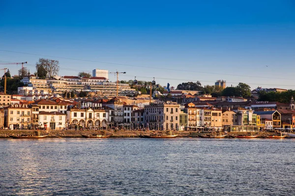 View of Vila Nova de Gaia, traditional boats and Douro River during a beautiful early spring sunset — Stock Photo, Image