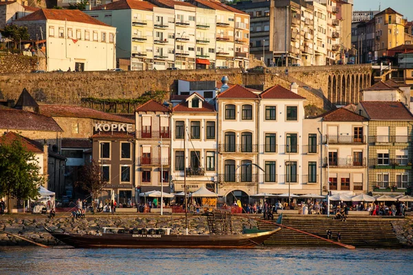 View of Vila Nova de Gaia, traditional boats and Douro River during a beautiful early spring sunset — Stock Photo, Image
