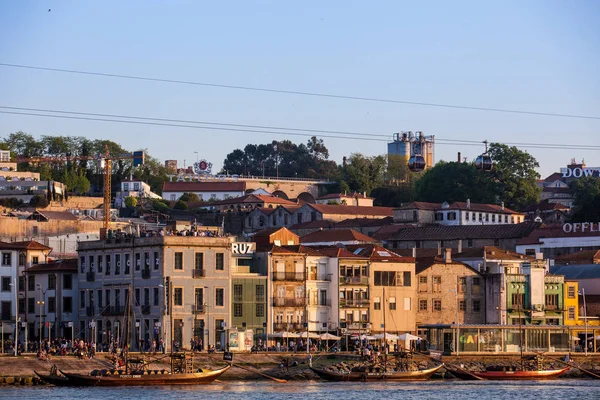 Pohled na Vila Nova de Gaia, tradiční lodě a řeku Douro během krásného časného jarního západu slunce — Stock fotografie