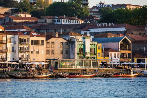 Uitzicht op Vila Nova de Gaia, traditionele boten en de rivier de Douro tijdens een prachtige zonsondergang in het vroege voorjaar — Stockfoto