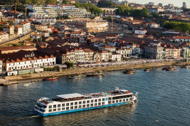 Douro Nehri 'nde güzel bir bahar günbatımında turist yolcu gemisi.