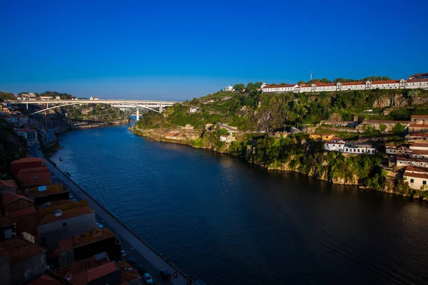 Vista del río Duoro en un hermoso día de primavera en la ciudad de Oporto en Portugal — Foto de Stock