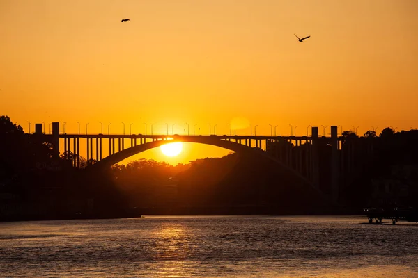 Wunderschöner orangefarbener Sonnenuntergang über dem Fluss Duoro in Porto City — Stockfoto