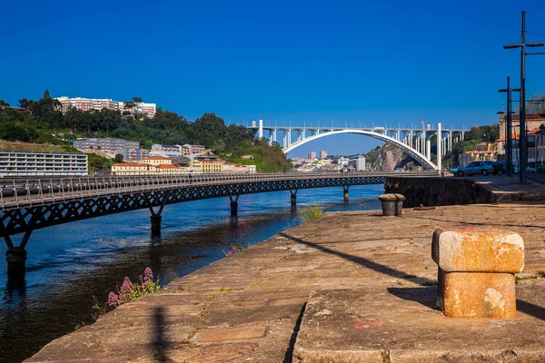 Vista del río Duoro y el viaducto de Cais das Pedras en un hermoso día de primavera en la ciudad de Oporto en Portugal — Foto de Stock