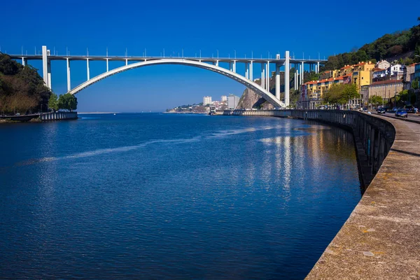 Blick auf die Douro-Flussmündung und die Arrabida-Brücke an einem schönen Frühlingstag in der portugiesischen Hafenstadt — Stockfoto