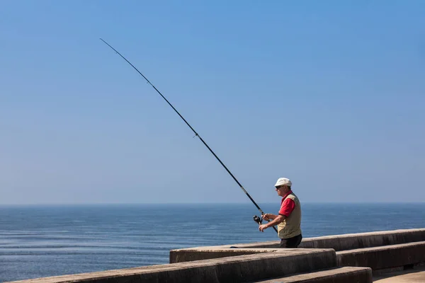 Άντρας που ψαρεύει στην όμορφη ακτή του Πόρτο κοντά στις εκβολές του ποταμού Ντούρο σε μια ηλιόλουστη πρώιμη ανοιξιάτικη μέρα — Φωτογραφία Αρχείου