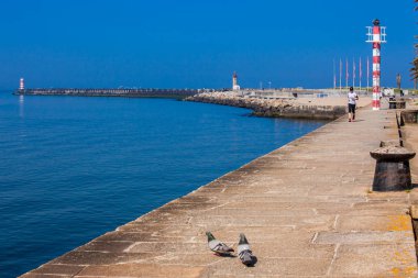 Güneşli bahar günü Porto kıyısındaki güzel gezinti alanında Douro nehrinin ağzının yanında.