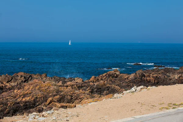 Journée ensoleillée sur le magnifique littoral et les plages de Porto au Portugal — Photo