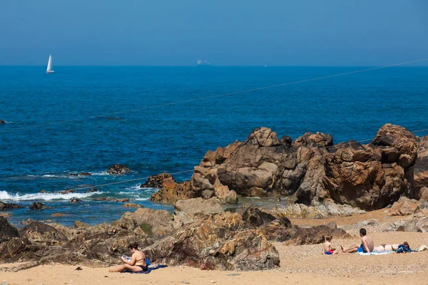 Ludzie cieszący się słonecznym wczesnym wiosennym dniem na pięknych plażach wzdłuż wybrzeża Porto — Zdjęcie stockowe