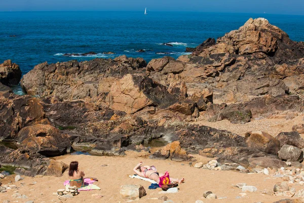 Les gens profitent d'une journée ensoleillée au début du printemps sur les belles plages le long de la côte de Porto — Photo