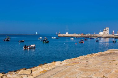 Porto şehrinde güzel bir bahar gününde Douro Nehri ağzında tekneler