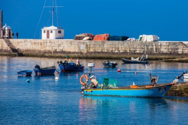 Porto şehrinde güzel bir bahar gününde Douro Nehri ağzında tekneler