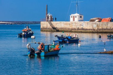 Porto şehrinde güzel bir bahar gününde Douro Nehri ağzında tekneler