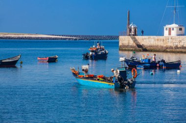 Porto şehrinde güzel bir bahar gününde Douro Nehri ağzında tekneler