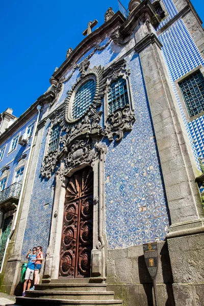 Turister besöker den historiska kyrkan Ordem do Terco byggdes 1759 i Porto stad — Stockfoto