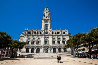 Liberdade Meydanı 'ndaki Porto Belediye Binası' nda güzel bir bahar günü turistler ve yerliler