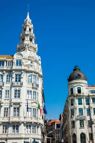 Антикварные здания вокруг площади Свободы в центре Порто — стоковое фото
