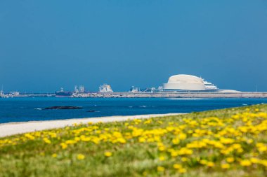 Porto kenti limanı güneşli bir bahar günü Porto kıyı şeridi boyunca uzanan güzel gezinti güvertesini oluşturur.