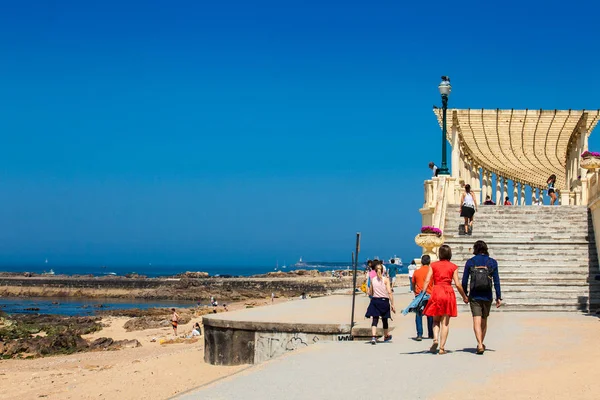 Touristes et habitants de la célèbre Pergola da Foz située sur la promenade le long de la côte de Porto — Photo