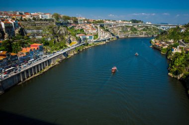 Güzel bir bahar gününde Douro Nehri manzarası