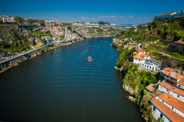 Güzel bir bahar gününde Douro Nehri manzarası