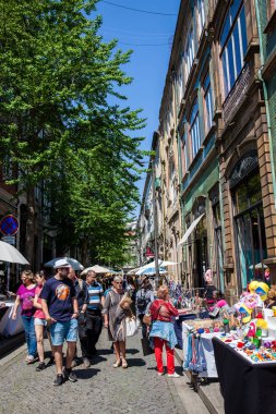 Rua da Galeria de Paris 'teki Porto şehir merkezindeki bir sokak pazarında turistler ve yerel halk.