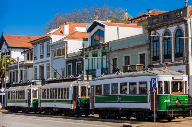Geleneksel Porto tramvayı güzel bir bahar gününde