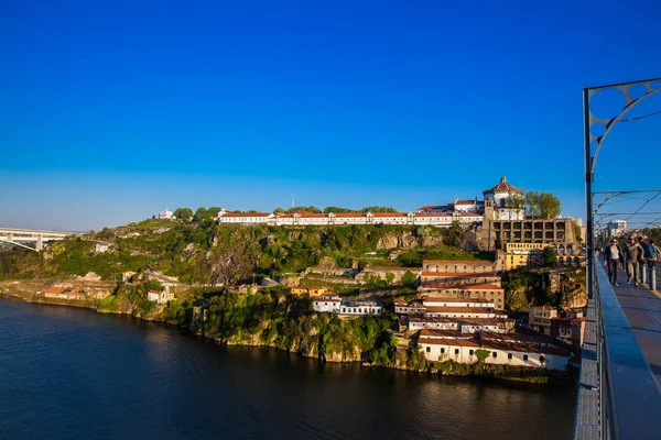 Dom Luis I bron och staden Vila Nova de Gaia ligger på stranden av floden Douro sett utifrån Porto stad — Stockfoto