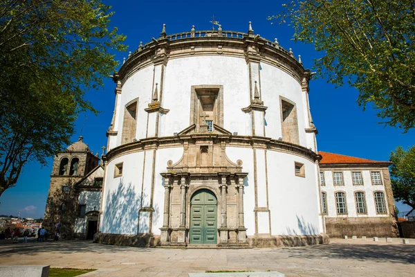 The historical Monastery of Serra do Pilar is a former monastery located in Vila Nova de Gaia, Portugal, on the opposite side of the Douro River from Porto and built on 1672 — 스톡 사진