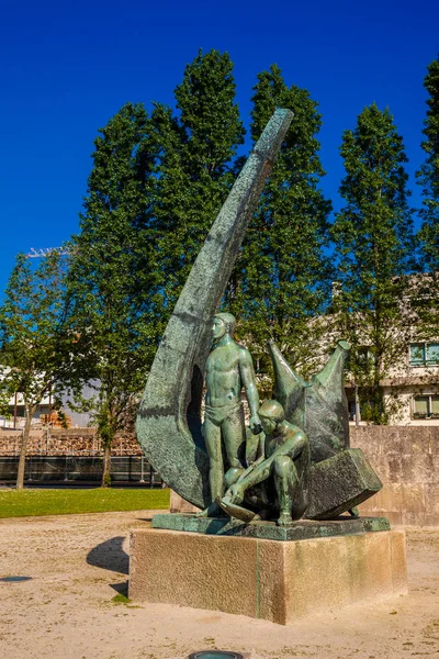 Monumento a Tripeiros situato sul lungomare lungo il fiume Douro — Foto Stock