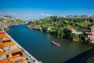 Güneşli bir günde Dom Luis Köprüsü 'nün yanındaki Douro Nehri. 