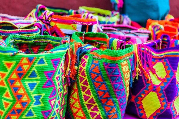 Venda de rua em Cartagena de Índias de sacos tradicionais feitos à mão por mulheres da comunidade Wayuu na Colômbia chamadas mochilas — Fotografia de Stock