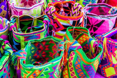Cartagena de Indias 'ta Kolombiya' daki Wayuu topluluğunun kadınları tarafından örülmüş geleneksel el çantalarının satışı.