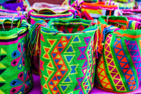 Venda de rua em Cartagena de Índias de sacos tradicionais feitos à mão por mulheres da comunidade Wayuu na Colômbia chamadas mochilas — Fotografia de Stock