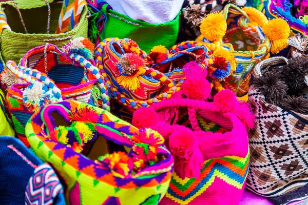 卡塔赫纳德印第亚斯街头贩卖哥伦比亚Wayuu社区妇女手工编织的名为mochilas的传统袋子 — 图库照片