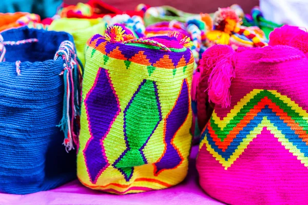 Venda de rua em Cartagena de Índias de sacos tradicionais feitos à mão por mulheres da comunidade Wayuu na Colômbia chamadas mochilas — Fotografia de Stock