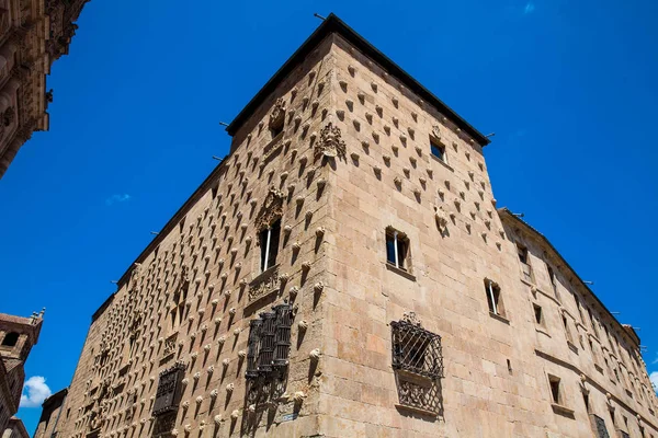 A histórica Casa das Conchas construída em 1517 em Salamanca, Espanha — Fotografia de Stock