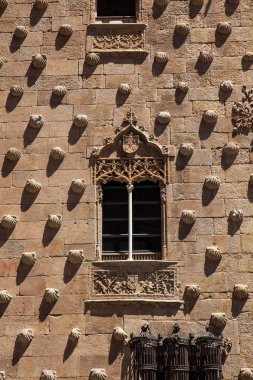 1517 'de İspanya' nın Salamanca kentinde inşa edilen tarihi Mermi Evi 'nin pencerelerinin ayrıntıları