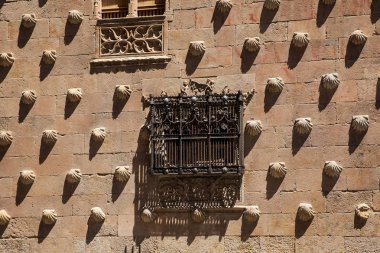 1517 'de İspanya' nın Salamanca kentinde inşa edilen tarihi Mermi Evi 'nin pencerelerinin ayrıntıları