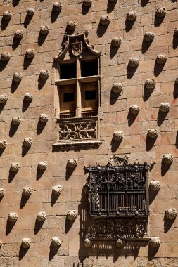 1517 'de İspanya' nın Salamanca kentinde inşa edilen tarihi Mermi Evi 'nin pencerelerinin ayrıntıları